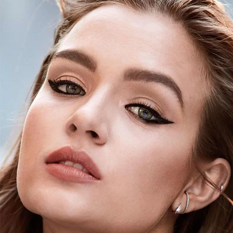 Maybelline New York Tattoo Liner Eyeliner semi-permanent avec pinceau Teinte 710 Inked Black, Noir